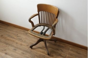 イギリスアンティーク　オーク材　バーチ材　古い木味のぬくもり感じる回転チェア(回転いす、イス、アームチェア、英国)(R-075687)