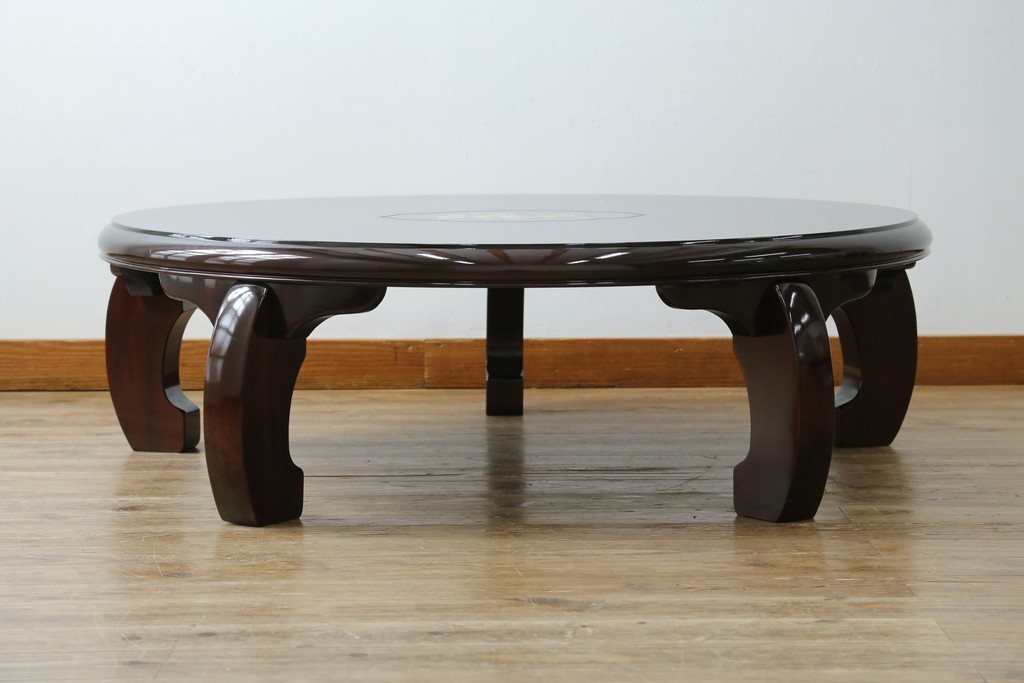 中古　美品　黒漆塗り　繊細に描かれた唐獅子と鳳凰の意匠が目を引く丸型座卓　(R-075689)