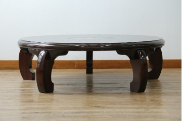 中古　美品　黒漆塗り　繊細に描かれた唐獅子と鳳凰の意匠が目を引く丸型座卓　(R-075689)