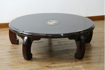 中古　美品　黒漆塗り　繊細に描かれた唐獅子と鳳凰の意匠が目を引く丸型座卓　(R-075689)