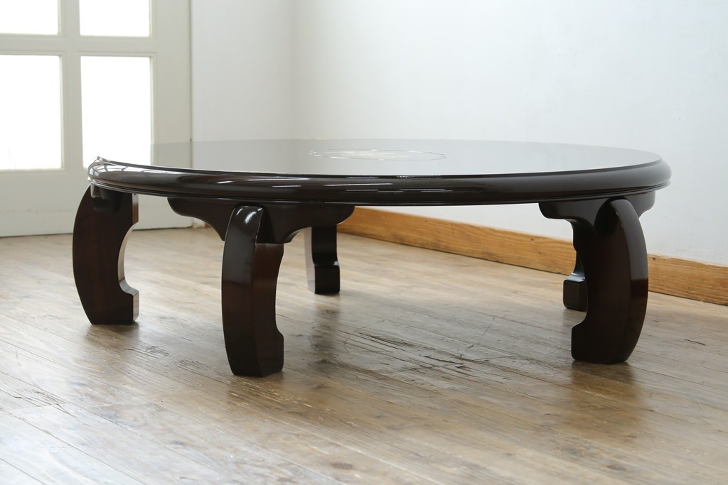 中古　美品　黒漆塗り　繊細に描かれた唐獅子と鳳凰の意匠が目を引く丸型座卓　(R-075689)