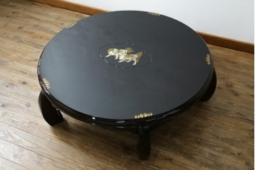 中古　美品　黒漆塗り　繊細に描かれた唐獅子と鳳凰の意匠が目を引く丸型座卓　(R-075689)