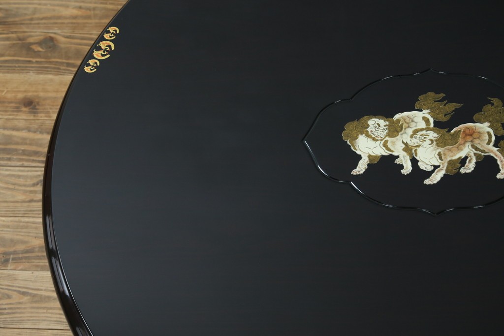 中古　美品　黒漆塗り　繊細に描かれた唐獅子と鳳凰の意匠が目を引く丸型座卓　(R-075689)