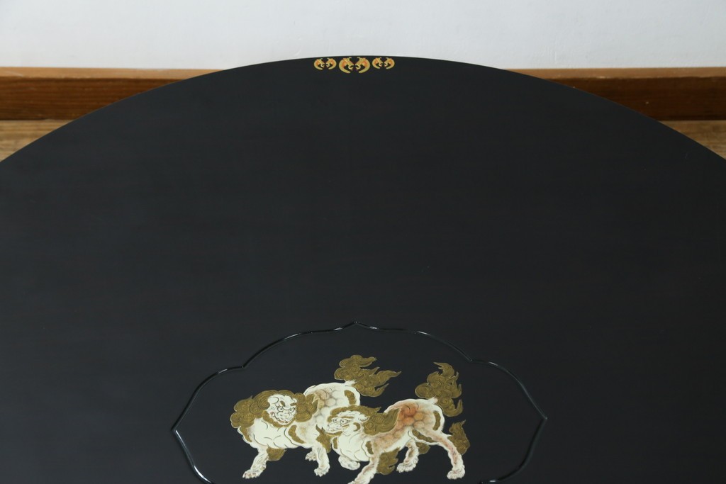 中古　美品　黒漆塗り　繊細に描かれた唐獅子と鳳凰の意匠が目を引く丸型座卓　(R-075689)