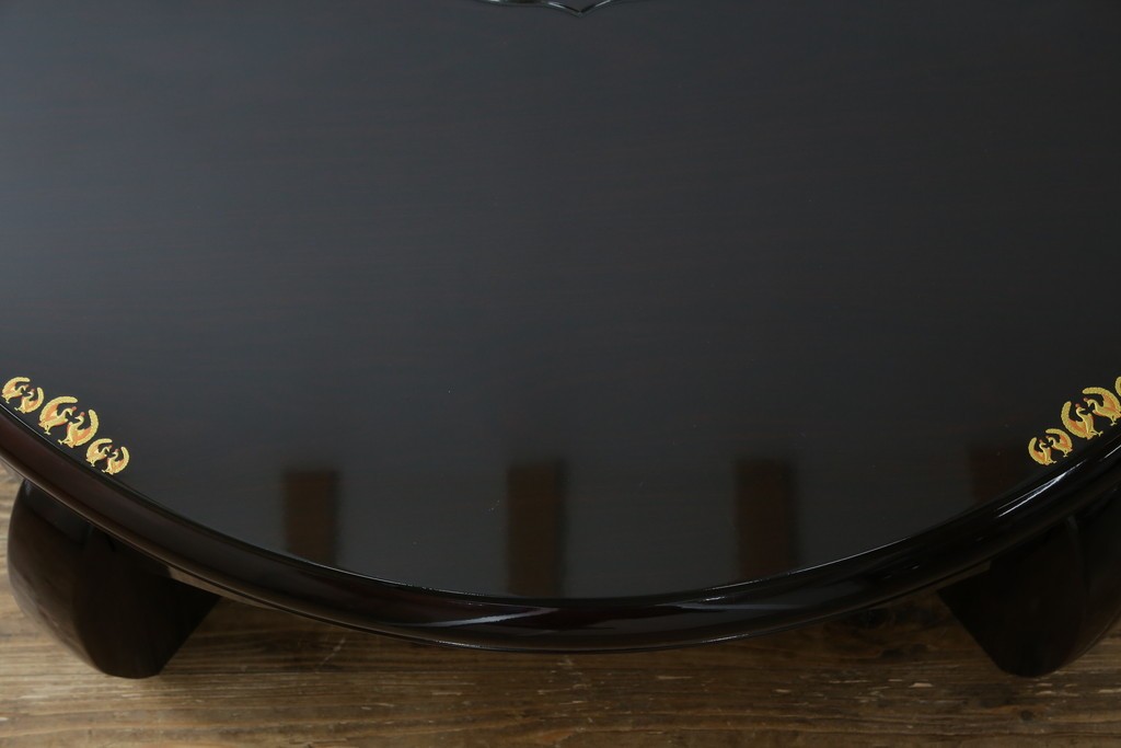 中古　美品　黒漆塗り　繊細に描かれた唐獅子と鳳凰の意匠が目を引く丸型座卓　(R-075689)