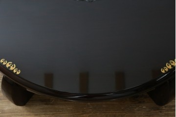 中古　美品　黒漆塗り　繊細に描かれた唐獅子と鳳凰の意匠が目を引く丸型座卓　(R-075689)