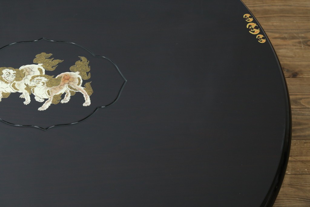 中古　美品　黒漆塗り　繊細に描かれた唐獅子と鳳凰の意匠が目を引く丸型座卓　(R-075689)