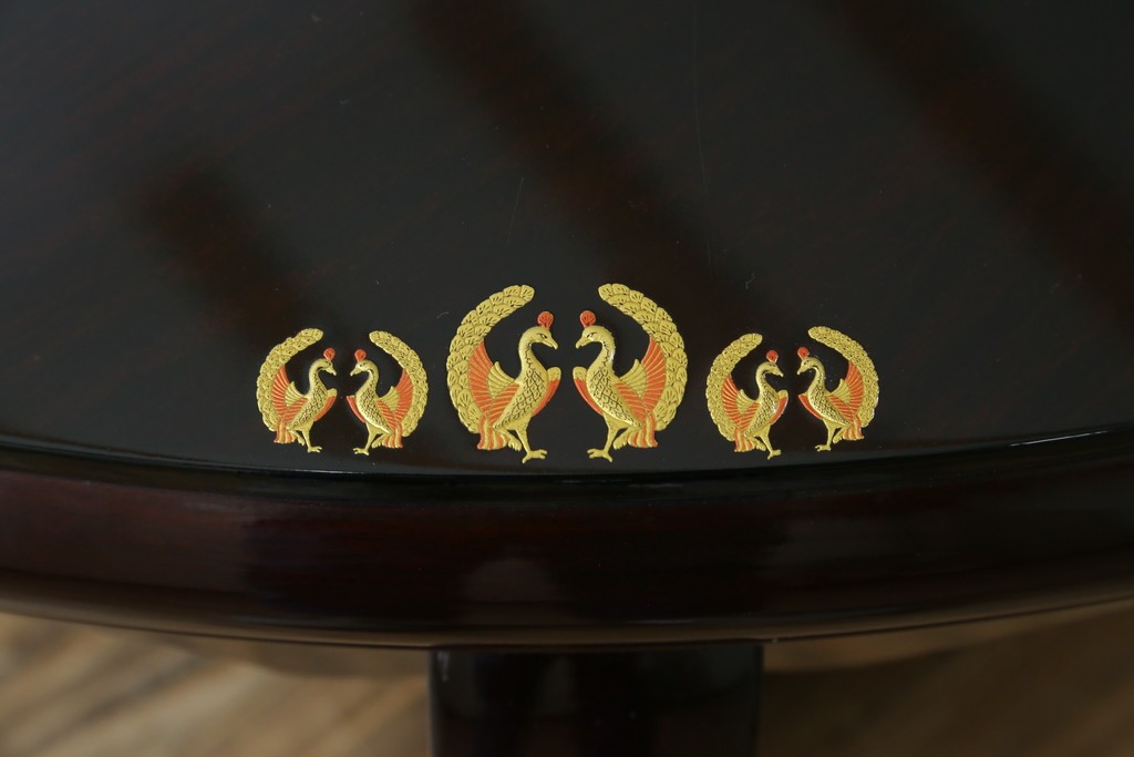 中古　美品　黒漆塗り　繊細に描かれた唐獅子と鳳凰の意匠が目を引く丸型座卓　(R-075689)