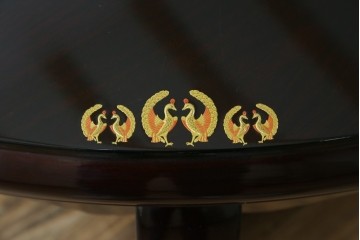 中古　美品　黒漆塗り　繊細に描かれた唐獅子と鳳凰の意匠が目を引く丸型座卓　(R-075689)