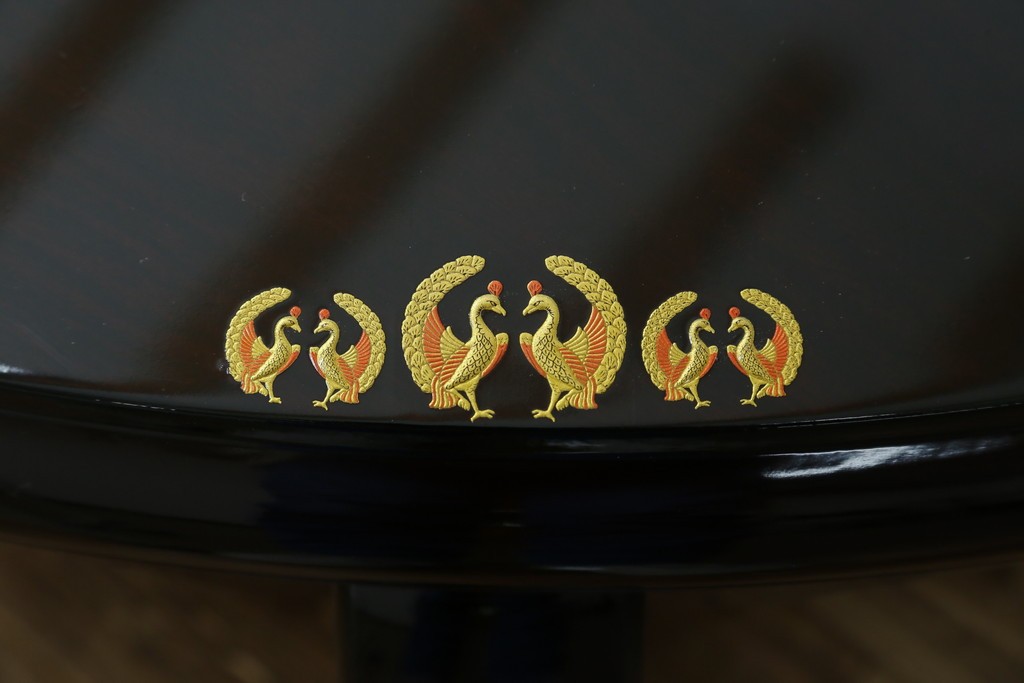 中古　美品　黒漆塗り　繊細に描かれた唐獅子と鳳凰の意匠が目を引く丸型座卓　(R-075689)