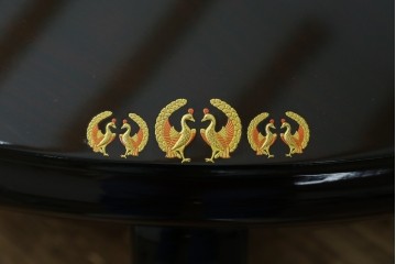 中古　美品　黒漆塗り　繊細に描かれた唐獅子と鳳凰の意匠が目を引く丸型座卓　(R-075689)