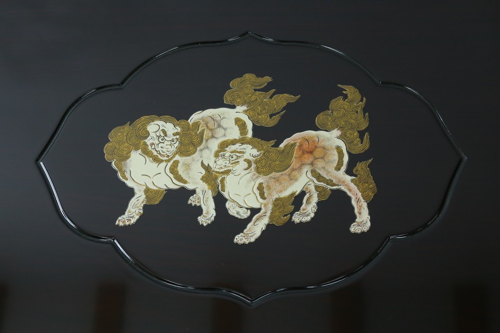 中古　美品　黒漆塗り　繊細に描かれた唐獅子と鳳凰の意匠が目を引く丸型座卓　(R-075689)