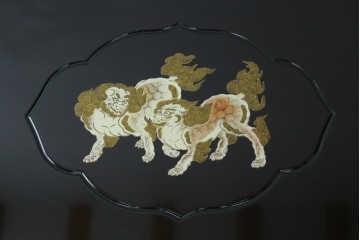 中古　美品　黒漆塗り　繊細に描かれた唐獅子と鳳凰の意匠が目を引く丸型座卓　(R-075689)