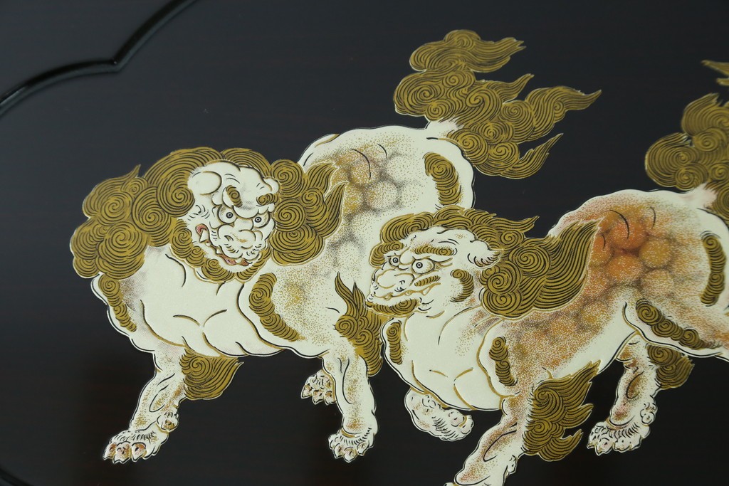 中古　美品　黒漆塗り　繊細に描かれた唐獅子と鳳凰の意匠が目を引く丸型座卓　(R-075689)