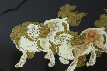 中古　美品　黒漆塗り　繊細に描かれた唐獅子と鳳凰の意匠が目を引く丸型座卓　(R-075689)