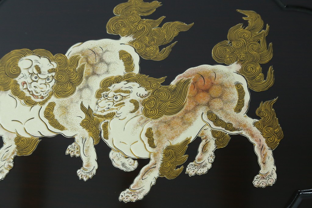 中古　美品　黒漆塗り　繊細に描かれた唐獅子と鳳凰の意匠が目を引く丸型座卓　(R-075689)