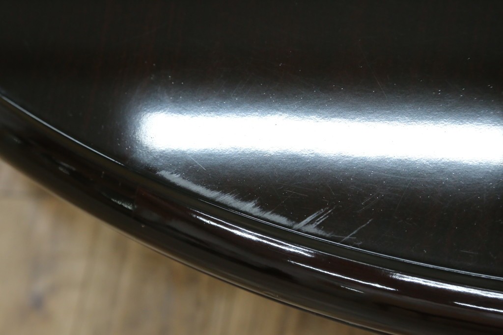 中古　美品　黒漆塗り　繊細に描かれた唐獅子と鳳凰の意匠が目を引く丸型座卓　(R-075689)