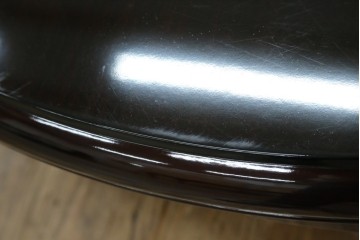 中古　美品　黒漆塗り　繊細に描かれた唐獅子と鳳凰の意匠が目を引く丸型座卓　(R-075689)