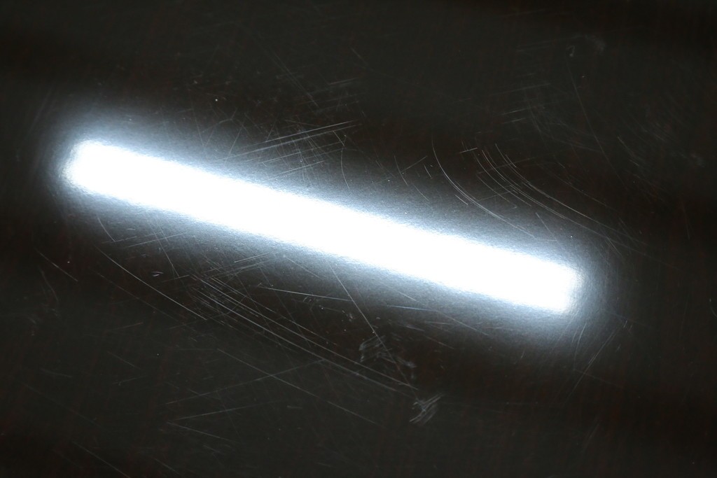 中古　美品　黒漆塗り　繊細に描かれた唐獅子と鳳凰の意匠が目を引く丸型座卓　(R-075689)