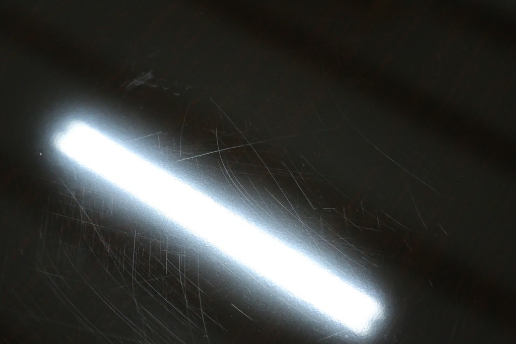 中古　美品　黒漆塗り　繊細に描かれた唐獅子と鳳凰の意匠が目を引く丸型座卓　(R-075689)