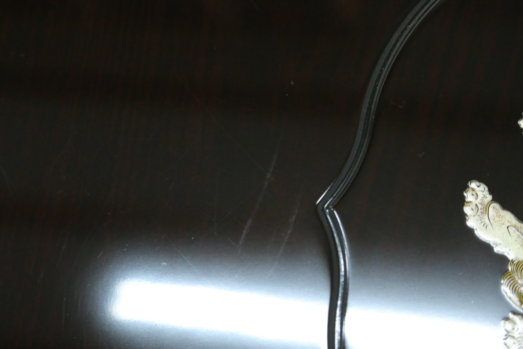 中古　美品　黒漆塗り　繊細に描かれた唐獅子と鳳凰の意匠が目を引く丸型座卓　(R-075689)