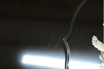 中古　美品　黒漆塗り　繊細に描かれた唐獅子と鳳凰の意匠が目を引く丸型座卓　(R-075689)