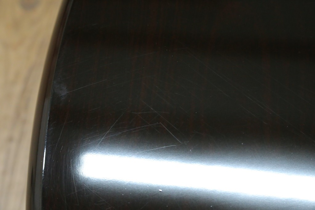 中古　美品　黒漆塗り　繊細に描かれた唐獅子と鳳凰の意匠が目を引く丸型座卓　(R-075689)