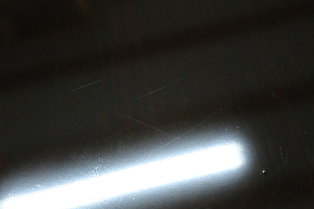 中古　美品　黒漆塗り　繊細に描かれた唐獅子と鳳凰の意匠が目を引く丸型座卓　(R-075689)