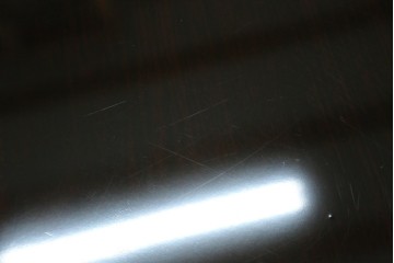 中古　美品　黒漆塗り　繊細に描かれた唐獅子と鳳凰の意匠が目を引く丸型座卓　(R-075689)