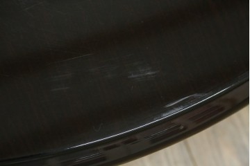 中古　美品　黒漆塗り　繊細に描かれた唐獅子と鳳凰の意匠が目を引く丸型座卓　(R-075689)