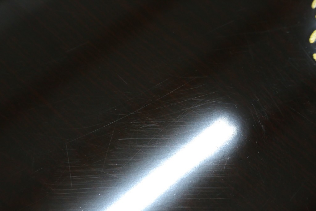 中古　美品　黒漆塗り　繊細に描かれた唐獅子と鳳凰の意匠が目を引く丸型座卓　(R-075689)