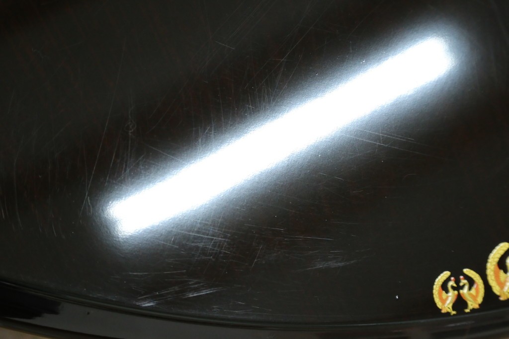 中古　美品　黒漆塗り　繊細に描かれた唐獅子と鳳凰の意匠が目を引く丸型座卓　(R-075689)