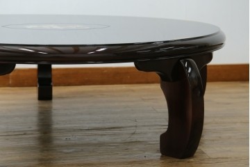 中古　美品　黒漆塗り　繊細に描かれた唐獅子と鳳凰の意匠が目を引く丸型座卓　(R-075689)