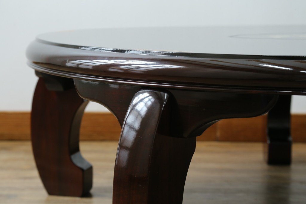 中古　美品　黒漆塗り　繊細に描かれた唐獅子と鳳凰の意匠が目を引く丸型座卓　(R-075689)