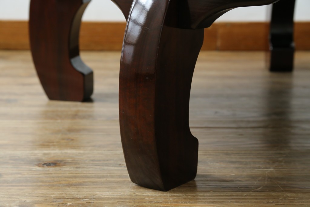 中古　美品　黒漆塗り　繊細に描かれた唐獅子と鳳凰の意匠が目を引く丸型座卓　(R-075689)