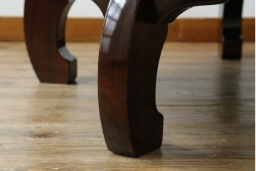 中古　美品　黒漆塗り　繊細に描かれた唐獅子と鳳凰の意匠が目を引く丸型座卓　(R-075689)