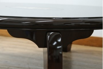 中古　美品　黒漆塗り　繊細に描かれた唐獅子と鳳凰の意匠が目を引く丸型座卓　(R-075689)