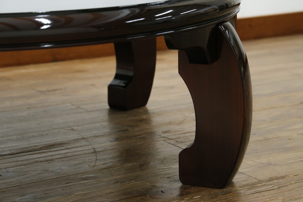 中古　美品　黒漆塗り　繊細に描かれた唐獅子と鳳凰の意匠が目を引く丸型座卓　(R-075689)