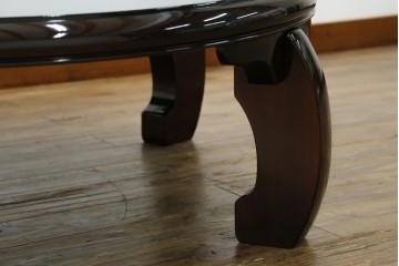 中古　美品　黒漆塗り　繊細に描かれた唐獅子と鳳凰の意匠が目を引く丸型座卓　(R-075689)