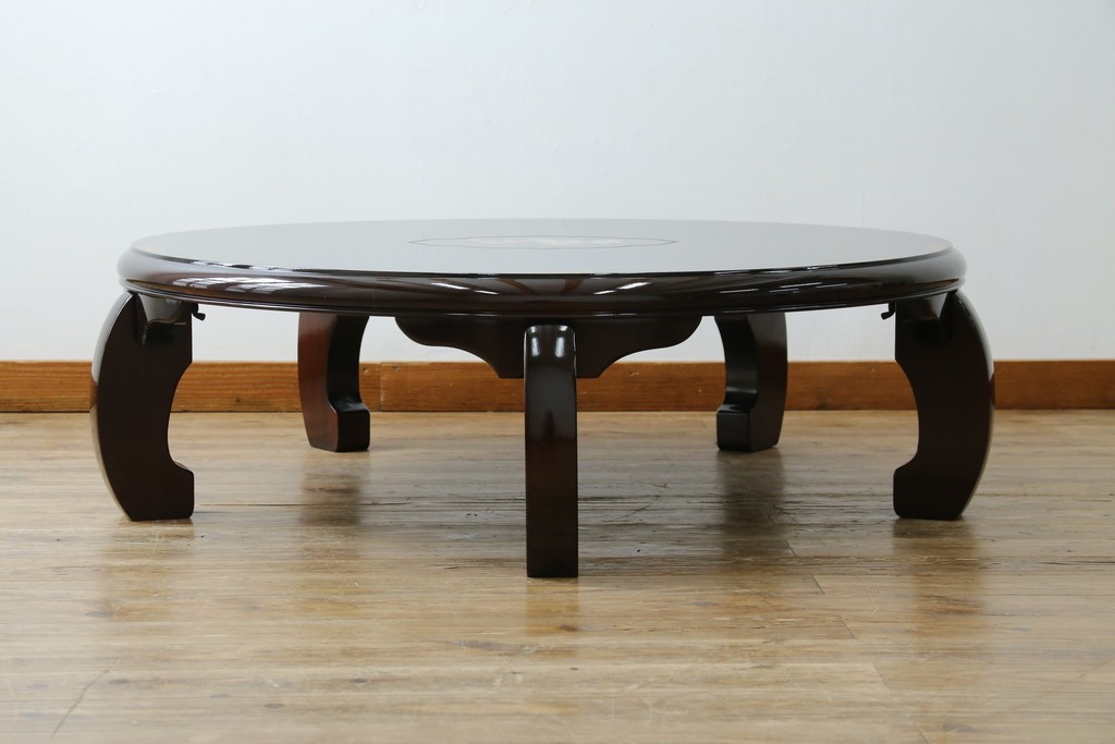 中古　美品　黒漆塗り　繊細に描かれた唐獅子と鳳凰の意匠が目を引く丸型座卓　(R-075689)