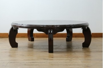 中古　美品　黒漆塗り　繊細に描かれた唐獅子と鳳凰の意匠が目を引く丸型座卓　(R-075689)