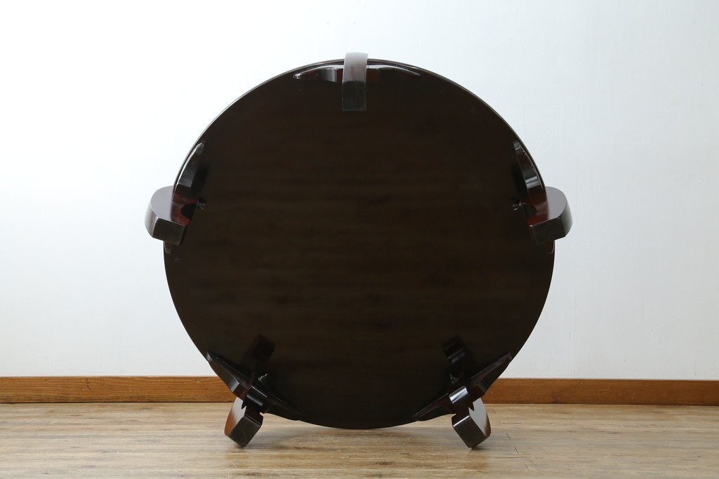 中古　美品　黒漆塗り　繊細に描かれた唐獅子と鳳凰の意匠が目を引く丸型座卓　(R-075689)