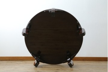 中古　美品　黒漆塗り　繊細に描かれた唐獅子と鳳凰の意匠が目を引く丸型座卓　(R-075689)