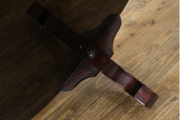 中古　美品　黒漆塗り　繊細に描かれた唐獅子と鳳凰の意匠が目を引く丸型座卓　(R-075689)