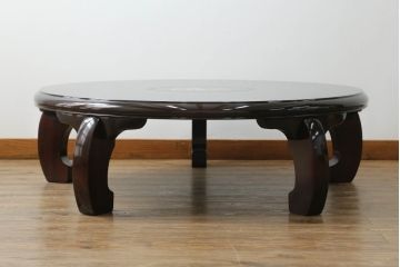 中古　美品　黒漆塗りが美しい! 繊細に描かれた唐獅子と鳳凰の意匠が目を惹く丸型座卓(ローテーブル、センターテーブル、リビングテーブル、ラウンドテーブル、丸テーブル)(R-075689)