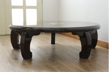 中古　美品　黒漆塗りが美しい! 繊細に描かれた唐獅子と鳳凰の意匠が目を惹く丸型座卓(ローテーブル、センターテーブル、リビングテーブル、ラウンドテーブル、丸テーブル)(R-075689)