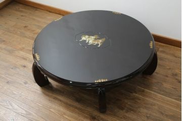 中古　美品　黒漆塗りが美しい! 繊細に描かれた唐獅子と鳳凰の意匠が目を惹く丸型座卓(ローテーブル、センターテーブル、リビングテーブル、ラウンドテーブル、丸テーブル)(R-075689)