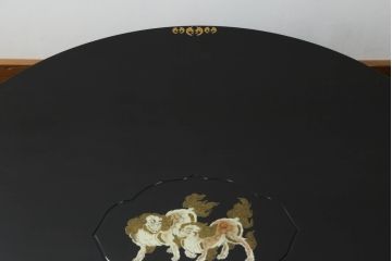 中古　美品　黒漆塗りが美しい! 繊細に描かれた唐獅子と鳳凰の意匠が目を惹く丸型座卓(ローテーブル、センターテーブル、リビングテーブル、ラウンドテーブル、丸テーブル)(R-075689)