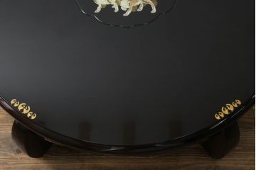 中古　美品　黒漆塗りが美しい! 繊細に描かれた唐獅子と鳳凰の意匠が目を惹く丸型座卓(ローテーブル、センターテーブル、リビングテーブル、ラウンドテーブル、丸テーブル)(R-075689)