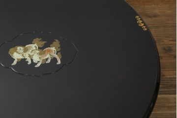 中古　美品　黒漆塗りが美しい! 繊細に描かれた唐獅子と鳳凰の意匠が目を惹く丸型座卓(ローテーブル、センターテーブル、リビングテーブル、ラウンドテーブル、丸テーブル)(R-075689)